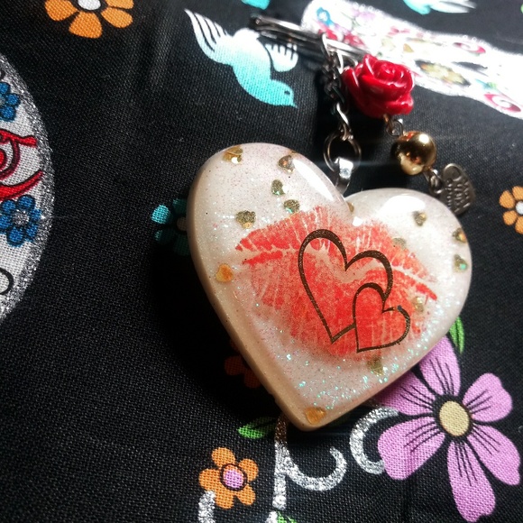 Puffy ❤ Keychain - Picture 2 of 6